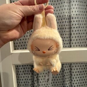 Have a Seat Labubu, Sisi